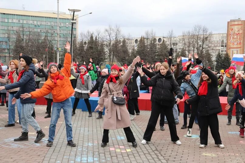 Флешмоб про космос. Молодежь фото. флешмоб фото. флешмоб я гагарин 2025. флешмоб 1 мая.