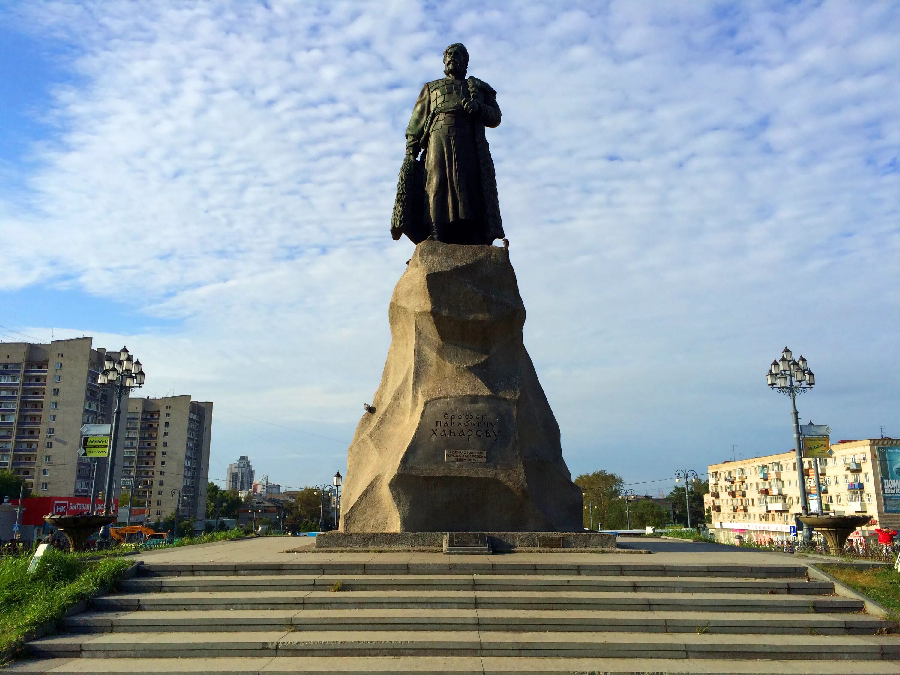 Чем известен хабаровский край. Памятник Хабарову в Хабаровске. Памятник Ерофею Хабарову. Памятник Ерофею Павловичу Хабарову в Хабаровске.