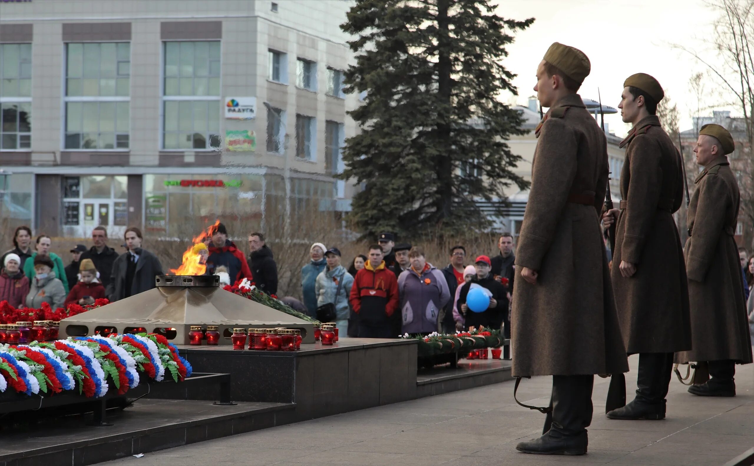 Когда минута молчания сегодня. Вечный огонь город Северодвинск. Почтим память павших минутой молчания. Вечный огонь минута молчания. Акция минута молчания 22 июня.