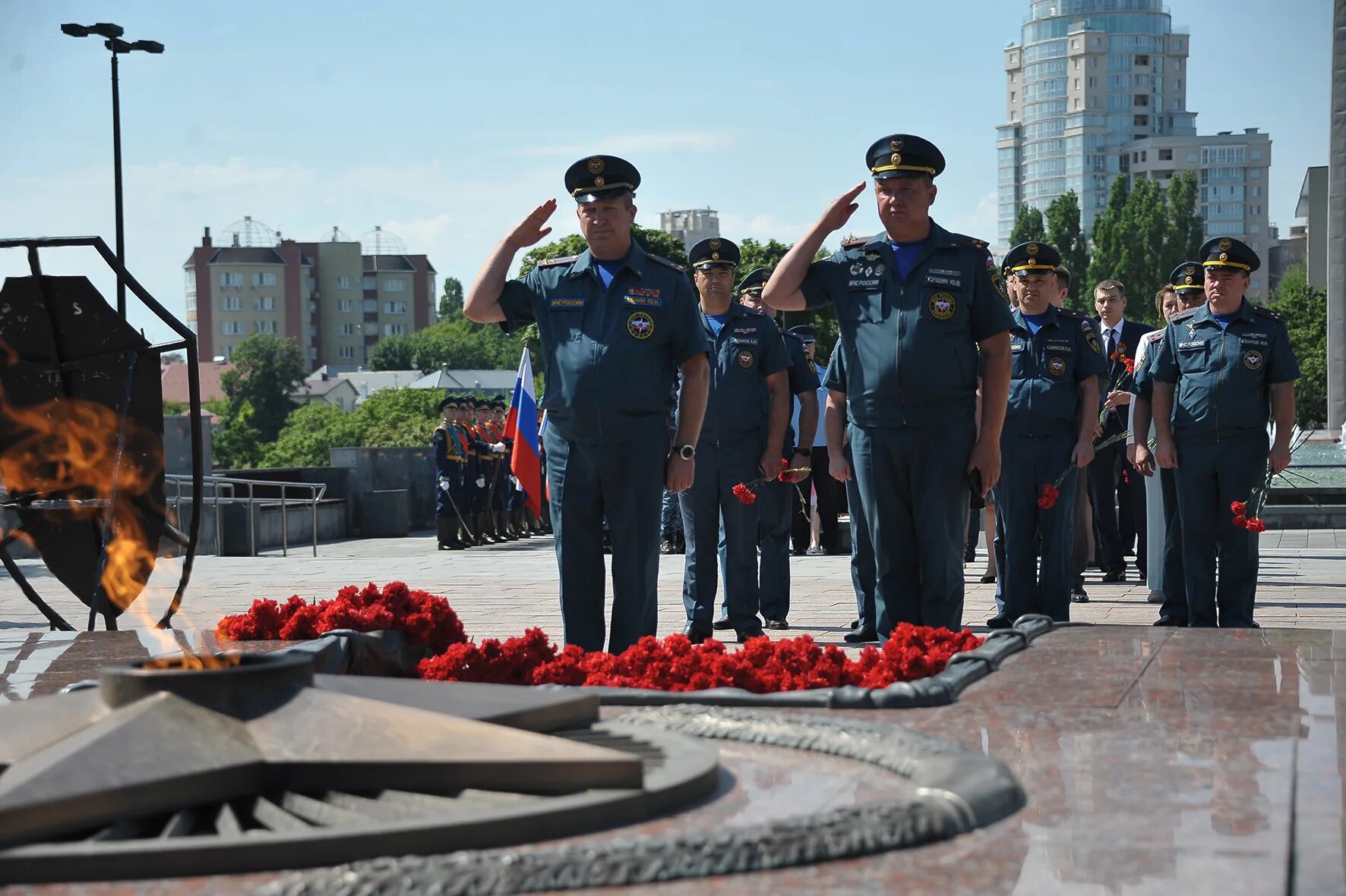 Воронеж возложение венков 22 февраля 2022. Площадь Победы СПБ весной возложение венков. 22 Июня Воронеж возложение венков. Курсанты МЧС Санкт-Петербург возложение на площади Победы.