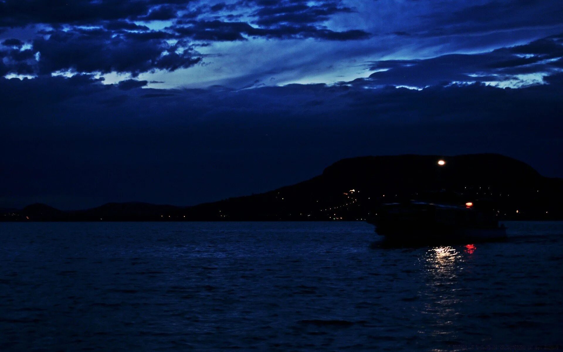 Картинки моря ночью. Ночное море. Ночь в море. Океан ночью. Ночной вид на океан.