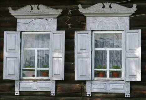 Окно с наличниками и ставнями