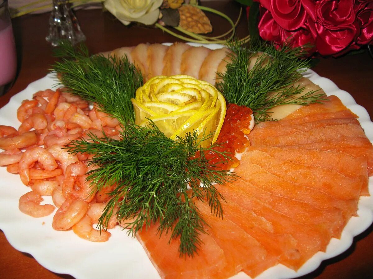 Нарезки рыбные на стол фото. Сервировка рыбной нарезки. Нарезка рыбы на праздничный стол. Красивая нарезка красной рыбы. Сервировка рыбы на праздничный стол.