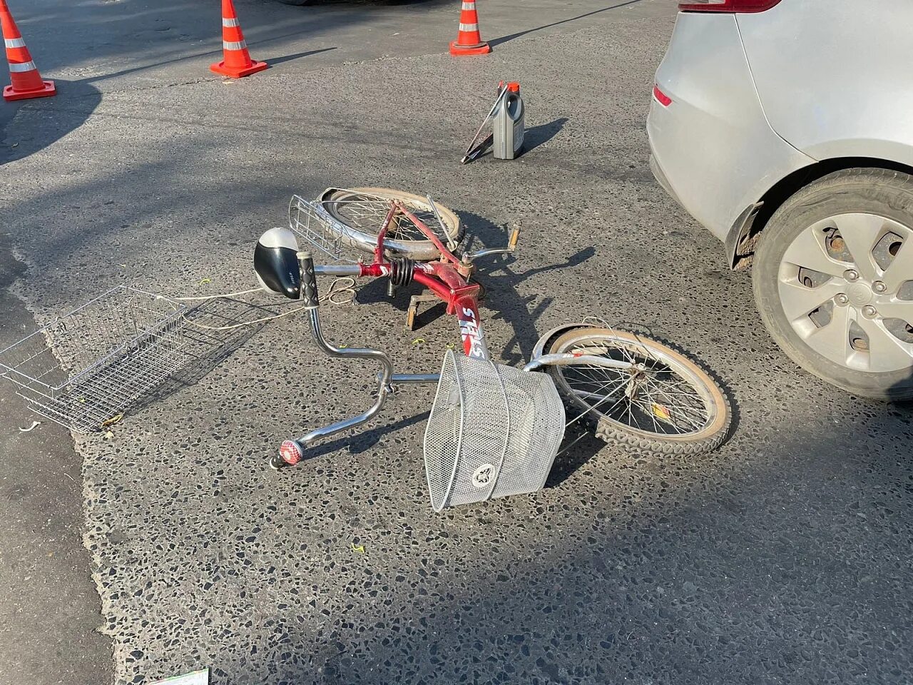 Велосипедист попал под колеса. Сбили велосипедиста сегодня. На садовом кольце сбили велосипедиста. Вольво сбивает велосипедиста.