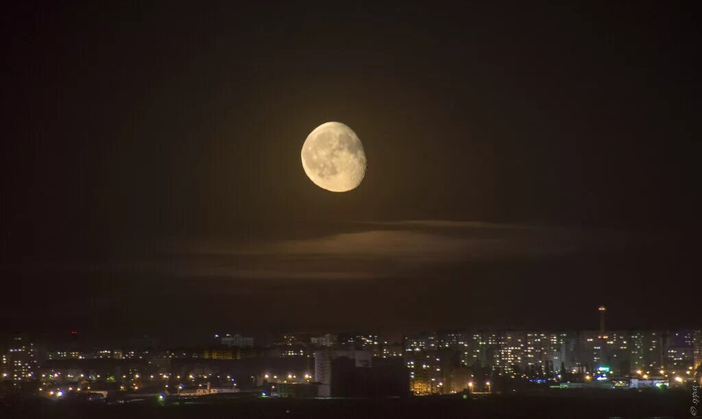 лунный закат. луна в москве вчера. огромная луна. красная луна 2018 крым. луна над лахта центром.