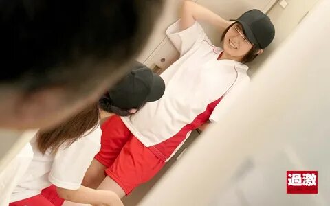 誰 に も 見 ら れ ま せ ん よ う に---"無 理 や り 上 着 の 中 を 全 裸 に さ れ て 服