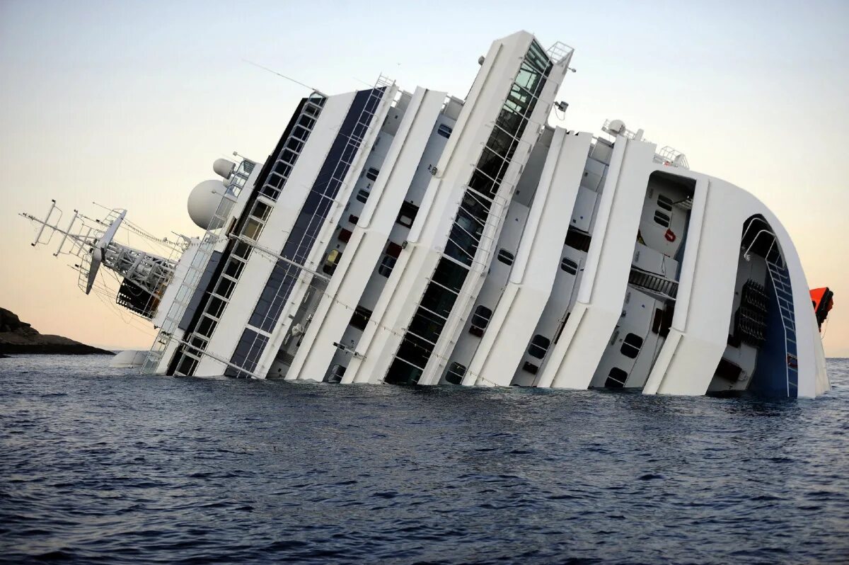 Costa concordia крушение. Крушение лайнера Costa Concordia. Коста Конкордия затонувшие корабли. Италия затонул корабль Коста Конкордия. Корабль Коста Конкордия крушение.