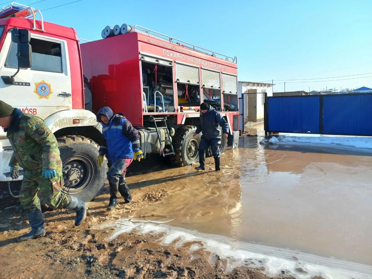 Паводок в атырау. МЧС фото. Подтопление домов. Эвакуация фото. Наводнения в России.