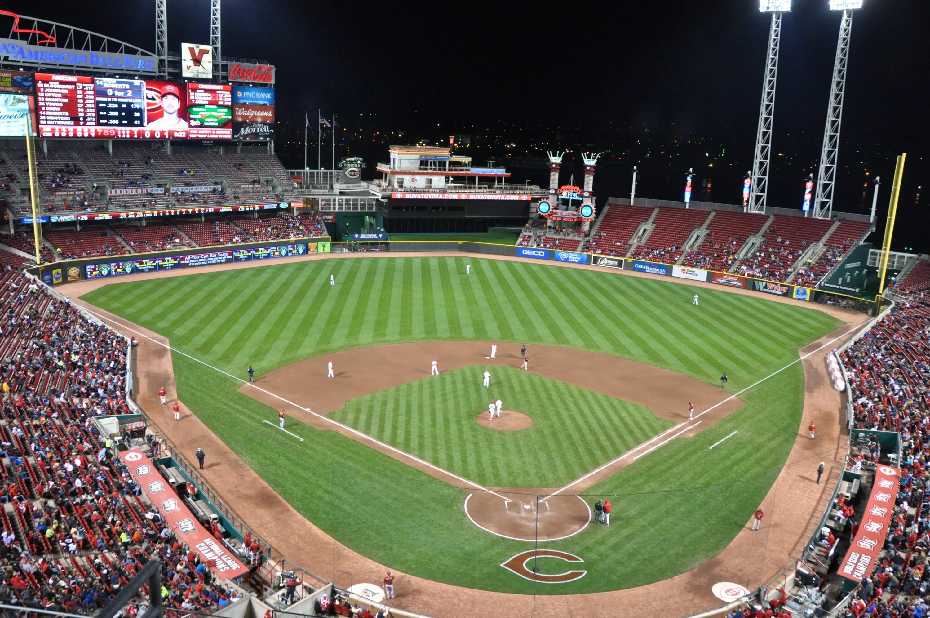 Ballpark. Цинциннати Редс стадион. Бейсбольный стадион от лица питчера. Стадион с людьми.