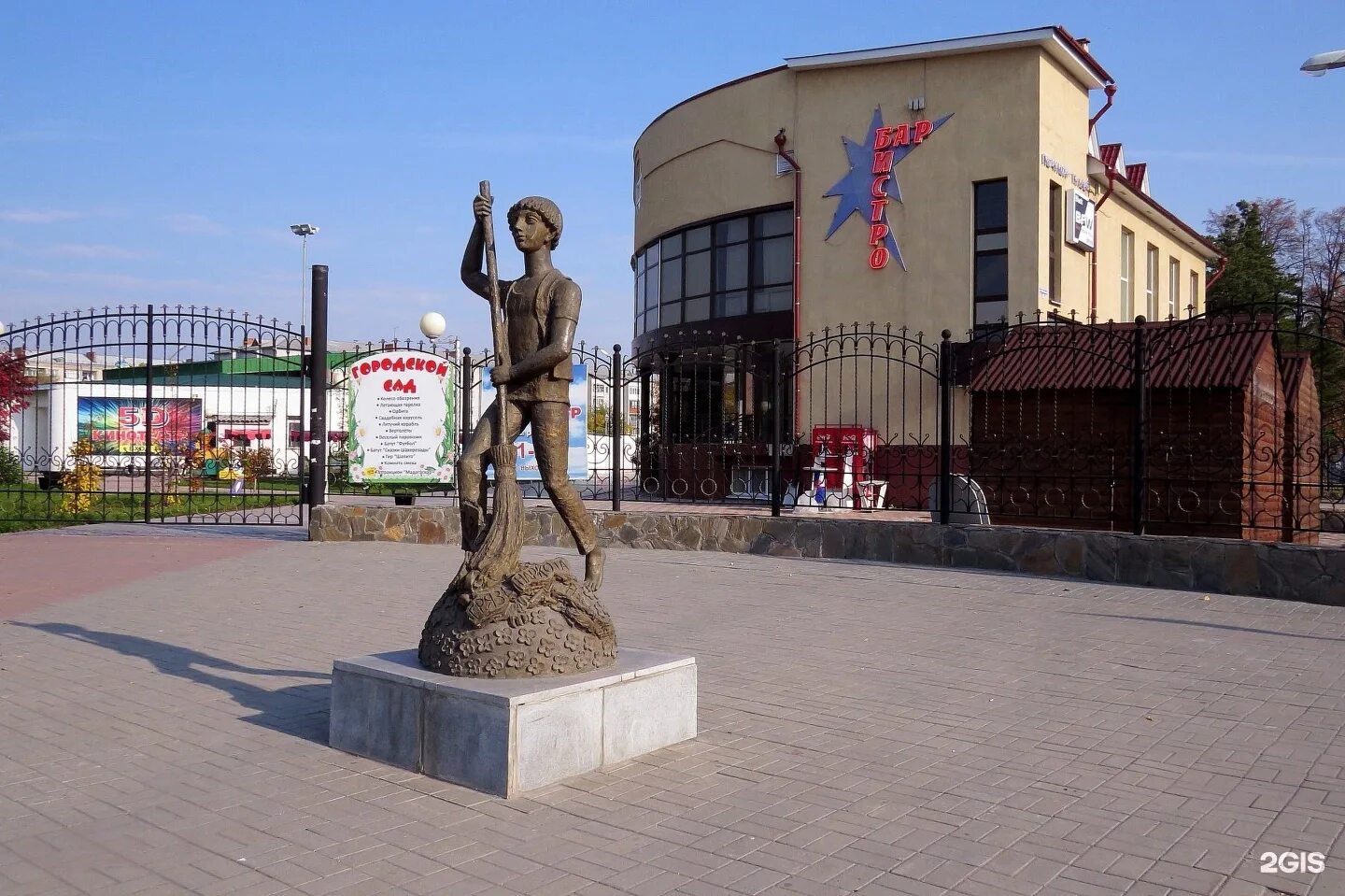 Два гис новосибирск карта. Урицкого улица ялуторовск. Площадь декабристов ялуторовск. Площадь декабристов ялуторовск. Ялуторовск ул красноармейская 32.