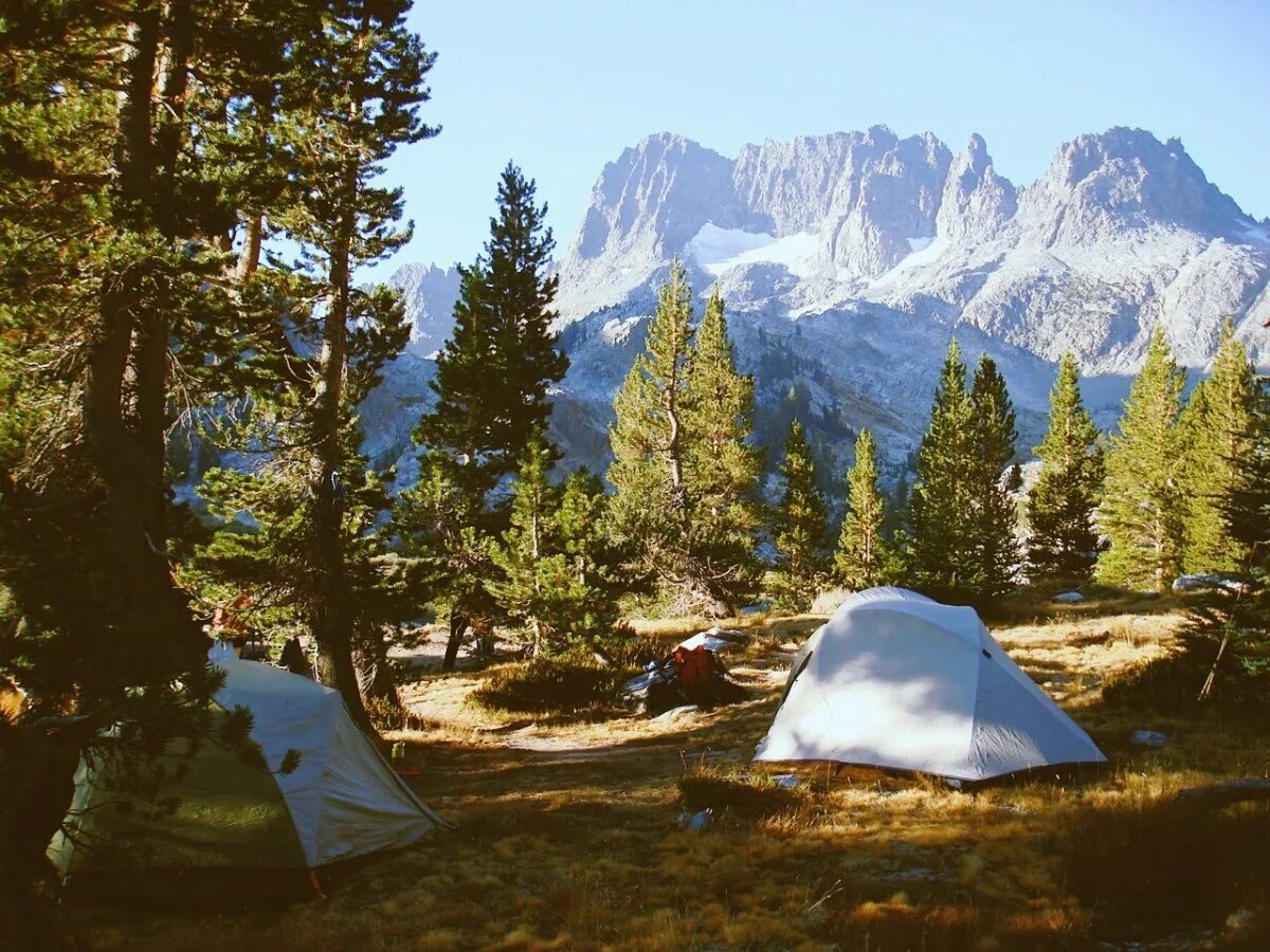 Mountains camping. Палатка в горах. Палатка в лесу. Кемпинг в горах. Палаточный лагерь в горах.