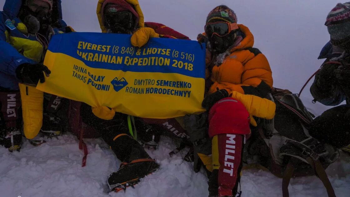 Флаги на вершине Эвереста. Поднимаются на Эверест русский украинец и. Ханнелора Шматц Эверест. Экспедиция 2018 года