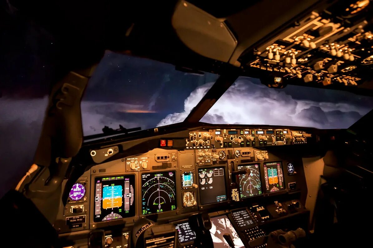 Кабина пилота самолета. Кабина Боинг 737-800 приборы. Boeing 737 Cockpit.