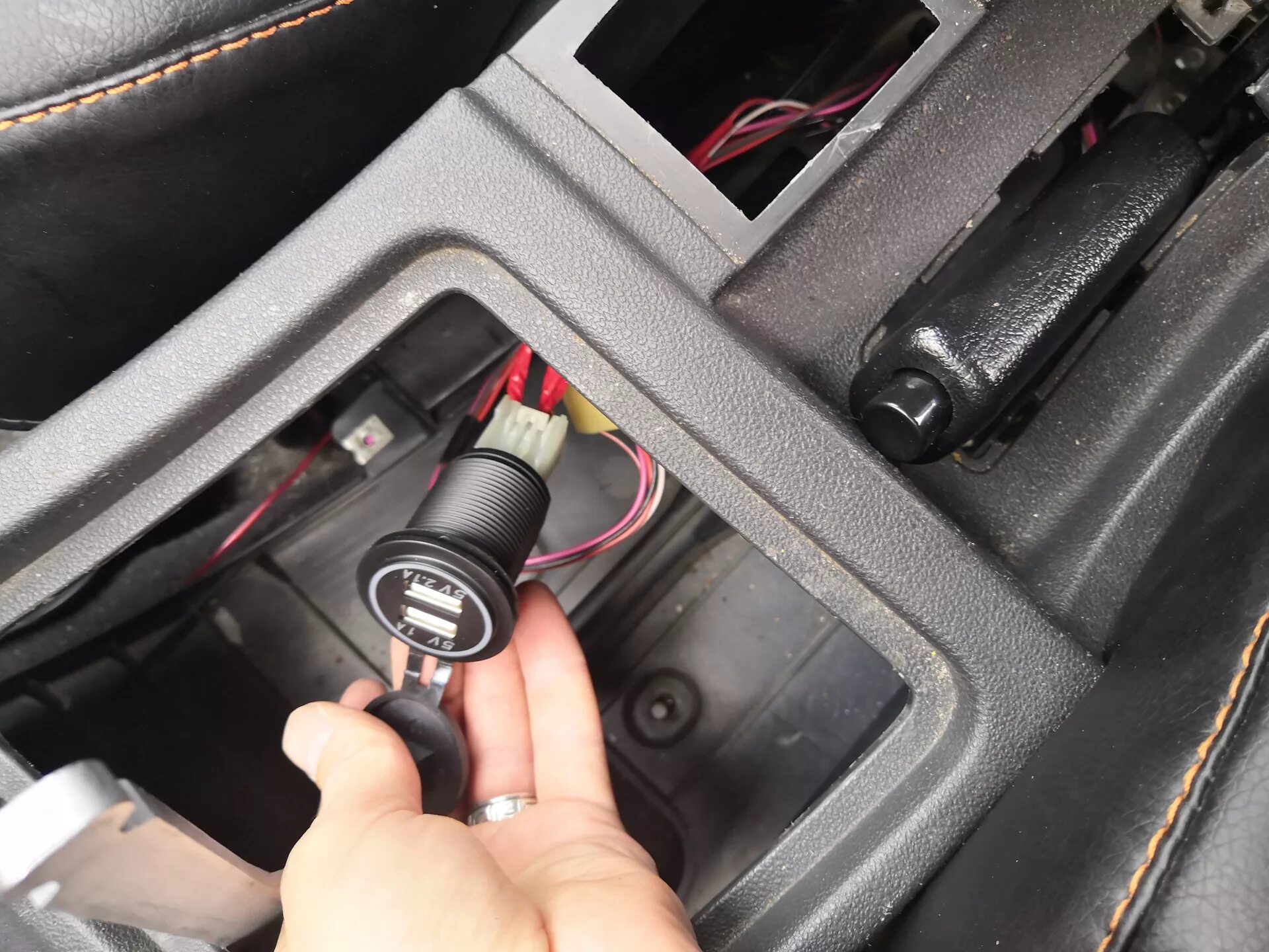 Где стоит прикуриватель. Пепельница и прикуриватель пежо 3008. Прикуриватель тойота ист. Где стоит прикуриватель. Прикуриватель приора usb.