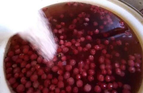 Компот из смородины в кастрюле
