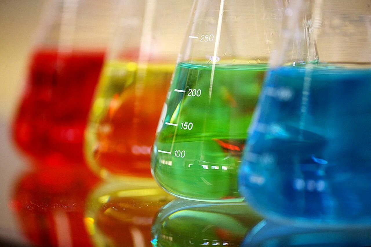 Растворы 5 класс. Химические вещества. Разноцветный химический раствор. Колбы с химическими веществами. Химические растворы.