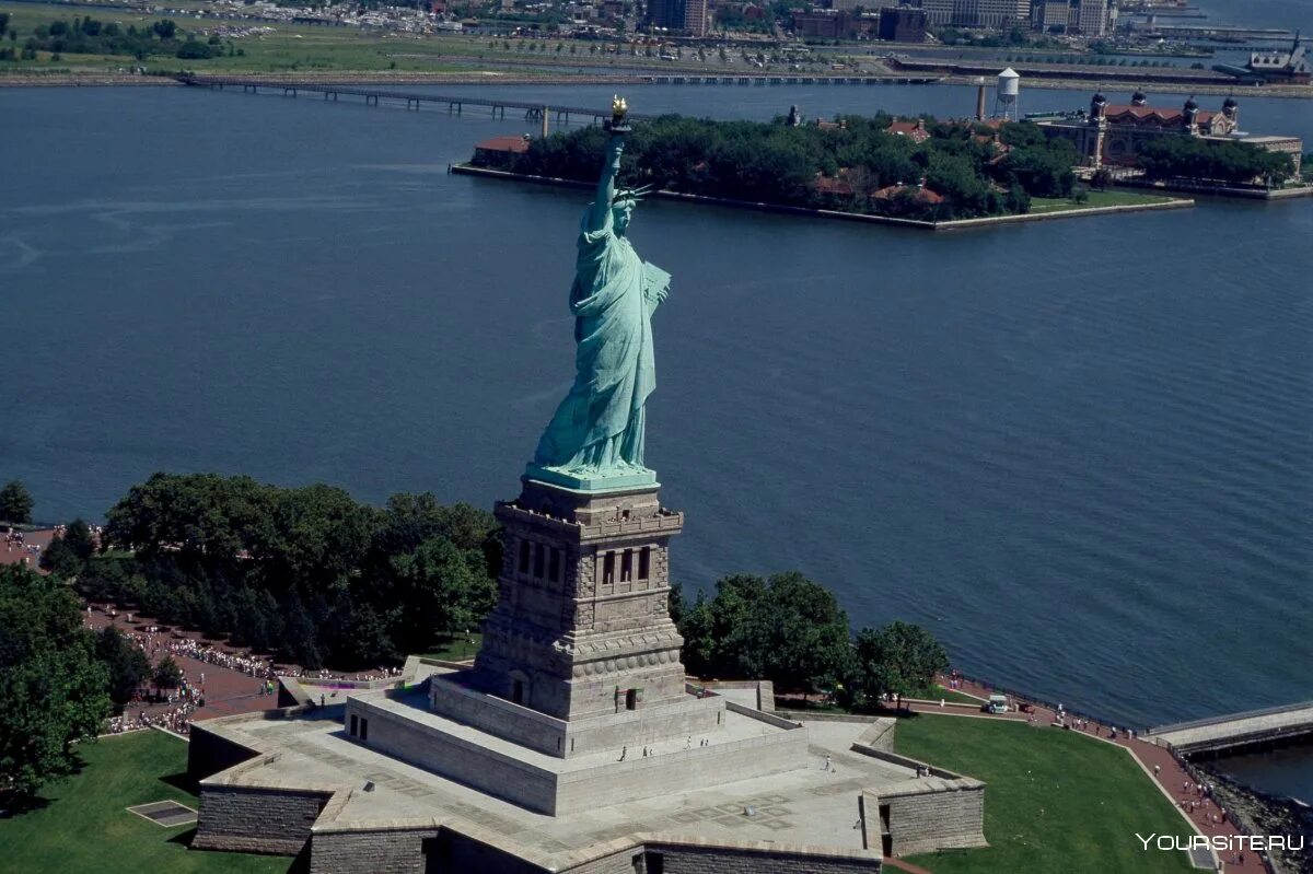 Статуя стран. Статуя свободы Нью-Йорк. Высота статуи свободы в Нью-Йорке. Достопримечательности США статуя свободы. Статуя свободы ЮНЕСКО.