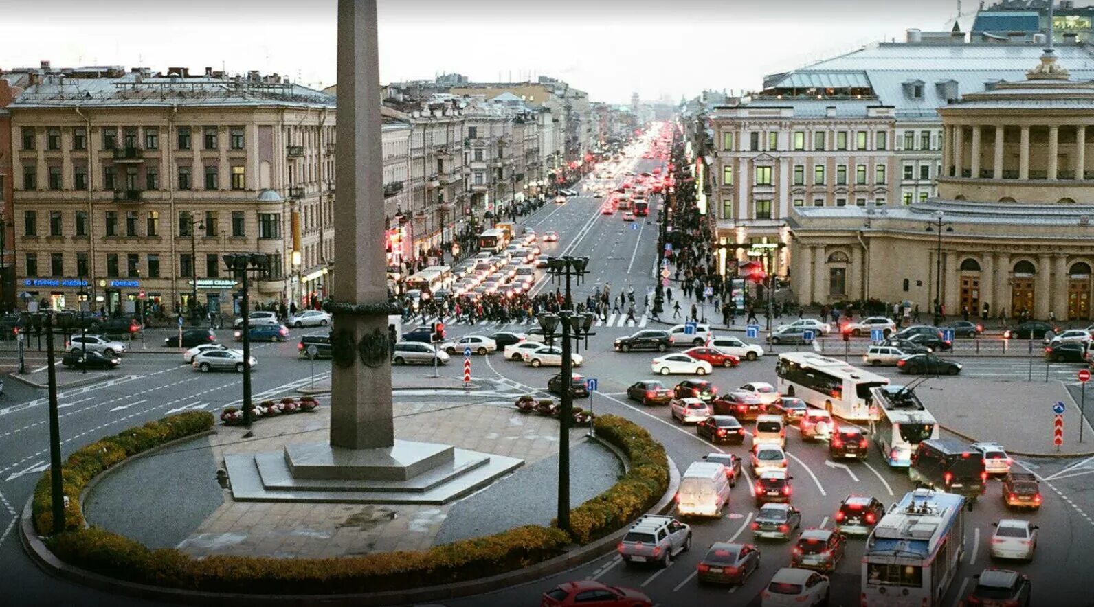 Почему пл. Площадь Восстания Санкт-Петербург. Сквер на площади Восстания в Санкт-Петербурге. Площадь Восстания Московский вокзал Санкт-Петербург.