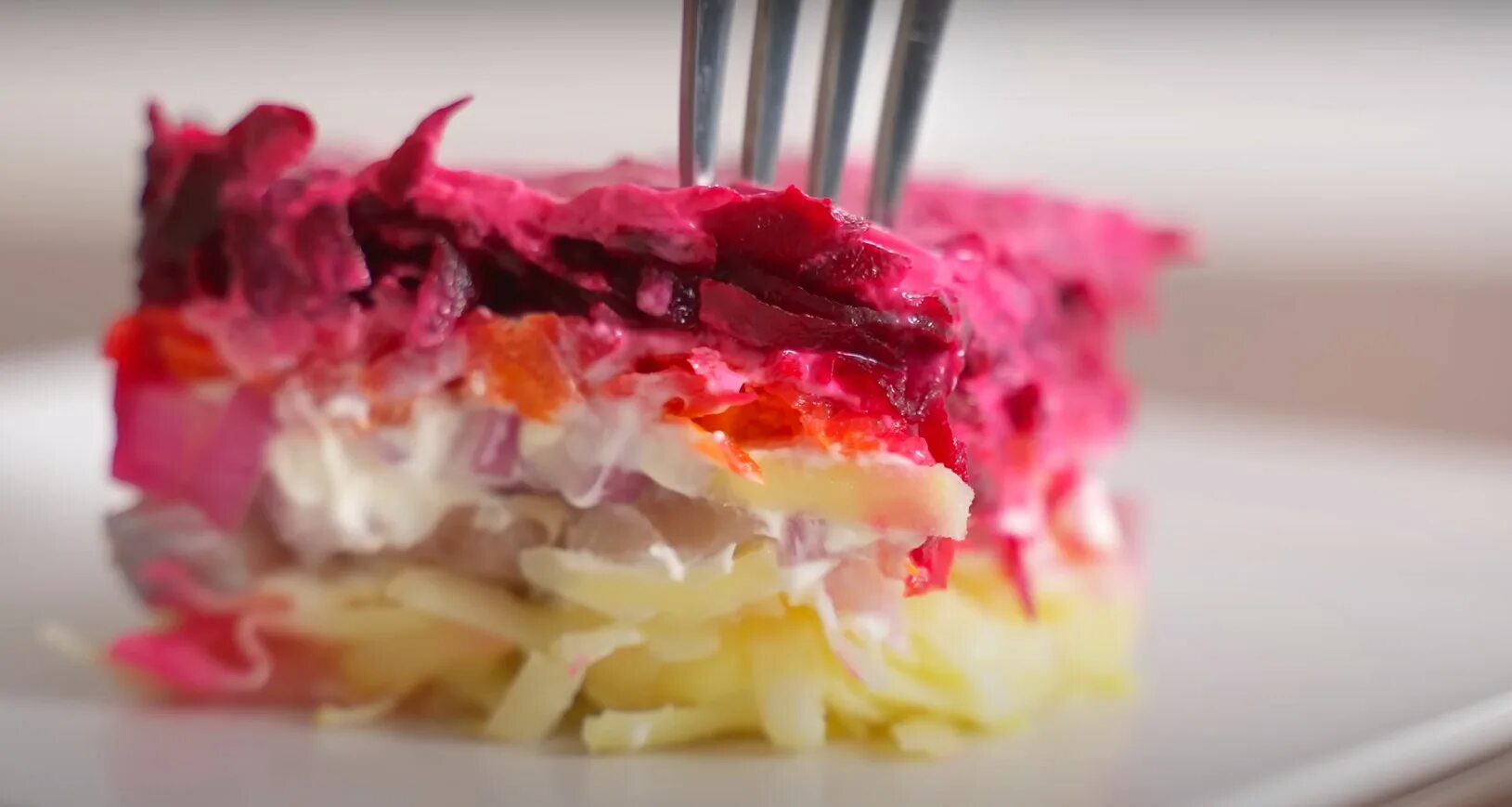 Шуба с крабовыми палочками от ивлева. Селёдка под шубой с крабовыми палочками. Крабы под шубой. Сельдь под шубой от ивлева константина. Крабовый салат от ивлева рецепт.