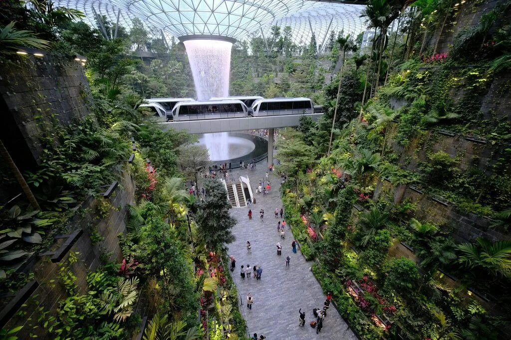 Чанги россия. Singapore Changi Airport. Сингапур Чанги горка. Тюрьма Чанги Сингапур. Аэропорт Сингапура декор.