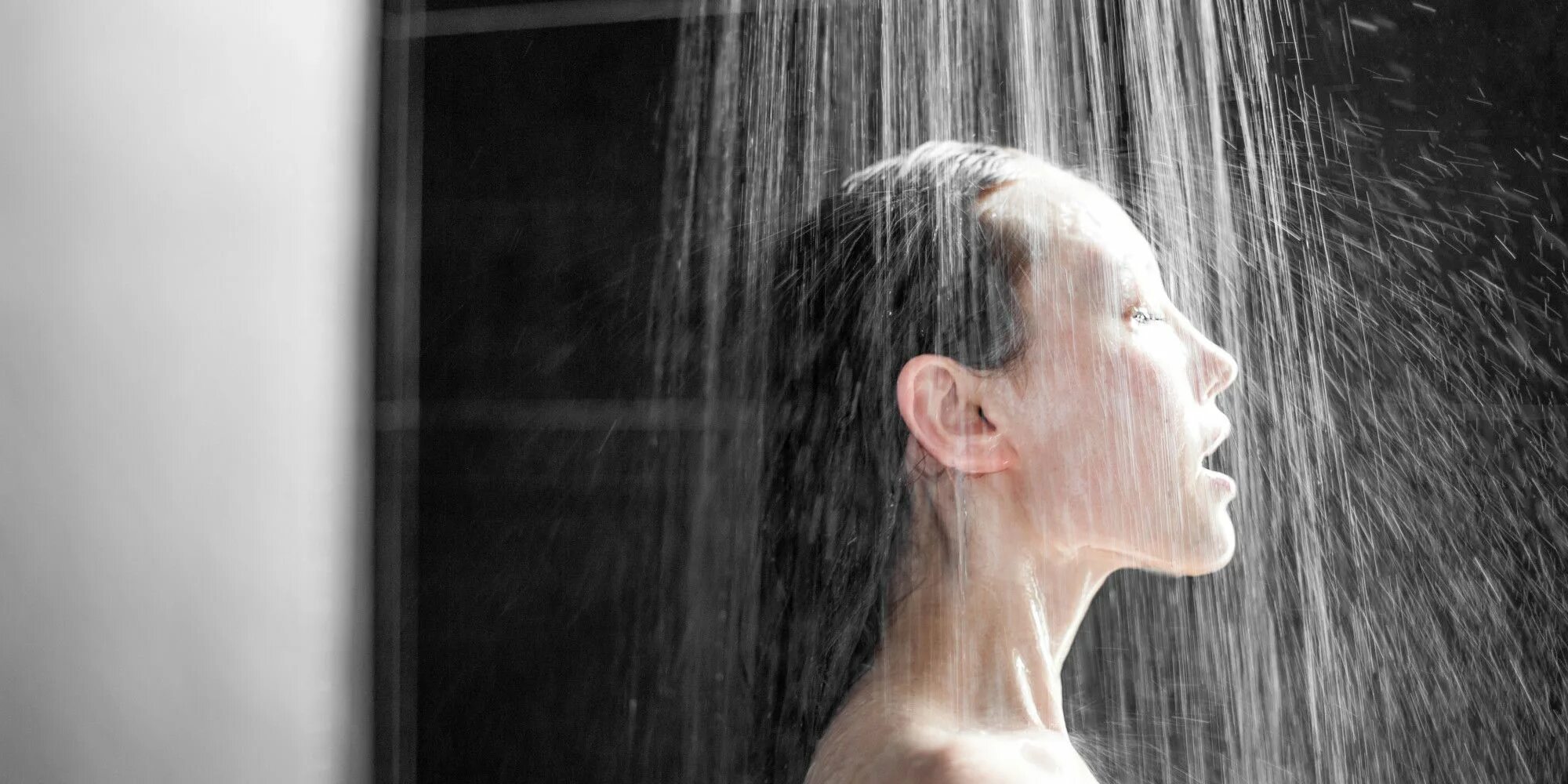 Парни девушки в душе видео. Фотосессия под душем. Человек под душем.