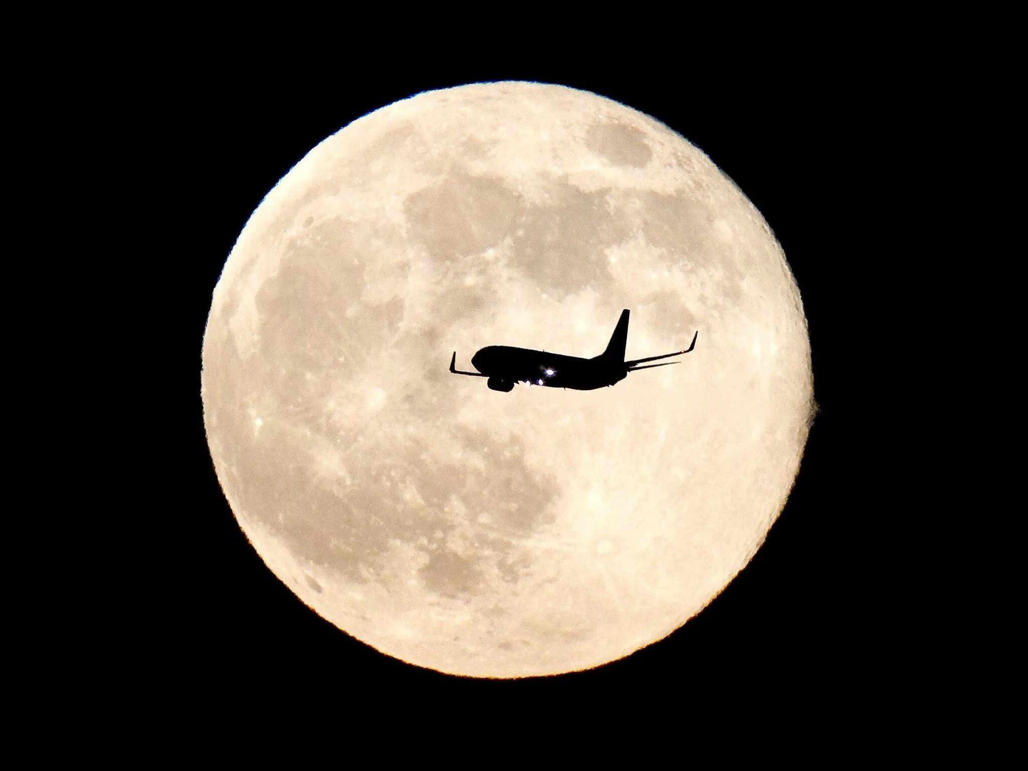 Какое животное облетело луну. Самолет на фоне Луны. Фото Луны. Луна фон. Фон Луны на Луне.