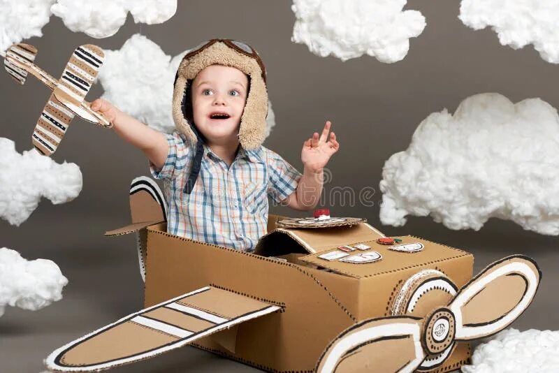 Мальчик мечтал стать летчиком грозовая туча. Счастливый самолет. Ребенок мечтает быть пилотом. Фантазирует самолет. Мечта стать летчиком.