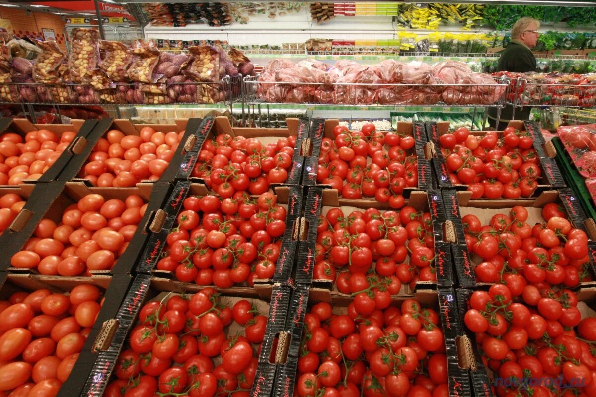 Сколько стоит помидоры в магазинах. Лавка с помидорами. Помидоры в магазине. Овощной магазин помидор. Рынок на Софийской овощной.