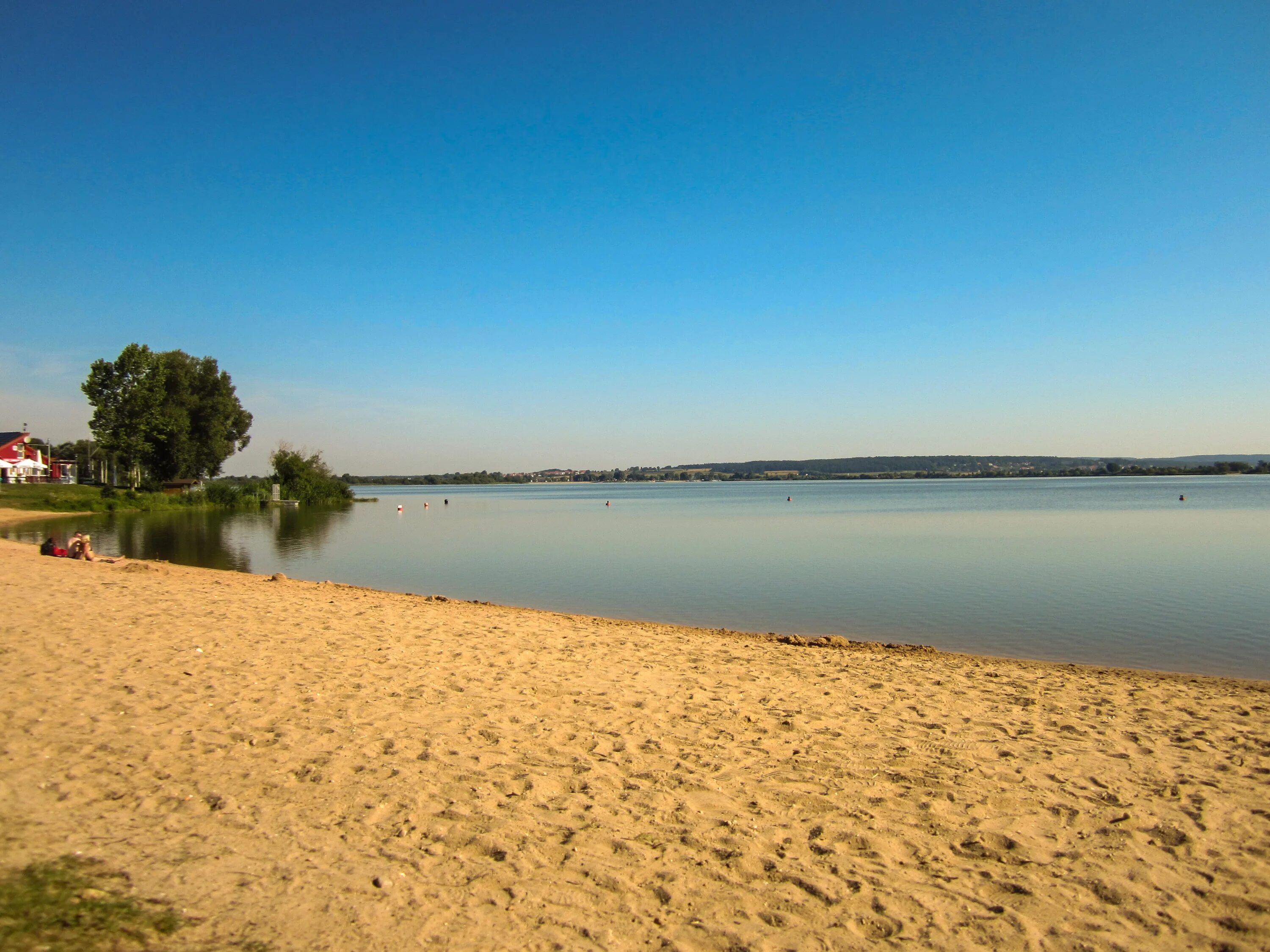 Озеро на берегу которого расположены. Пляж озеро Альдермыш. Пляж на речке. Пляж на реке. Песчаный пляж на реке.