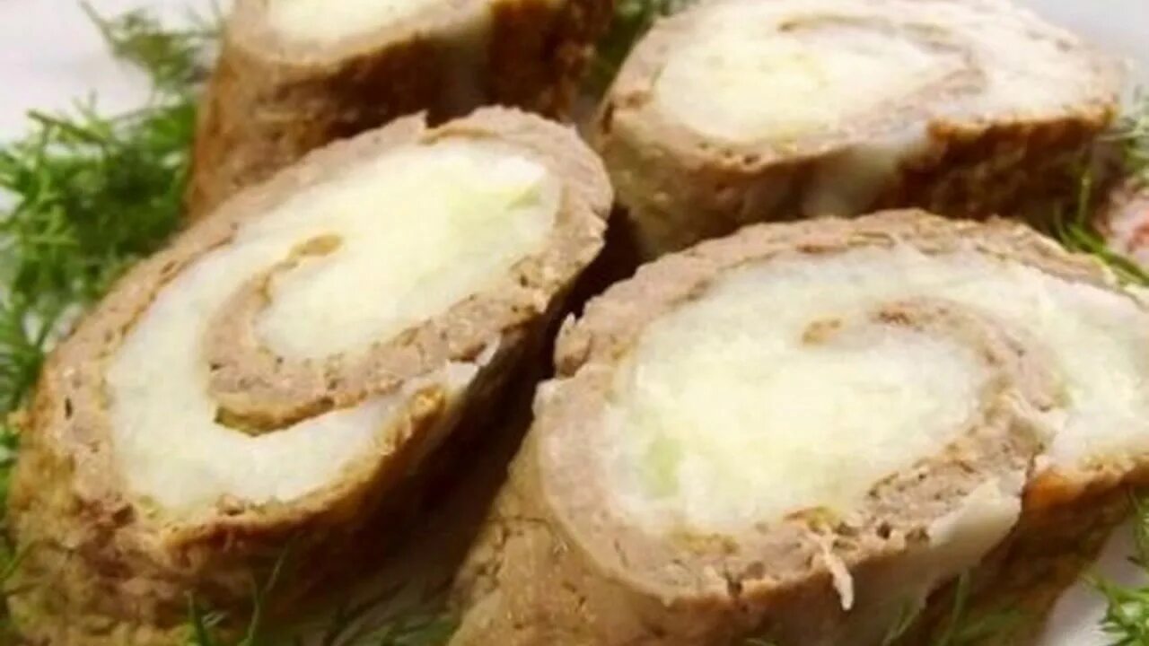 Рулет из печени и яиц рецепт. Закуска рулет из печени. рулет из печени с луком и морковью. печеночный рулет с луком и яйцом. рулет из свиной печени.