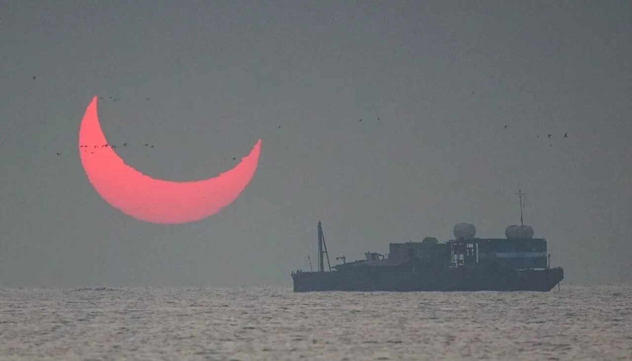 Мираж фата-Моргана. Затмение в Катаре. Солнечное затмение рога дьявола. Затмение 2019 Катар. Рога луны