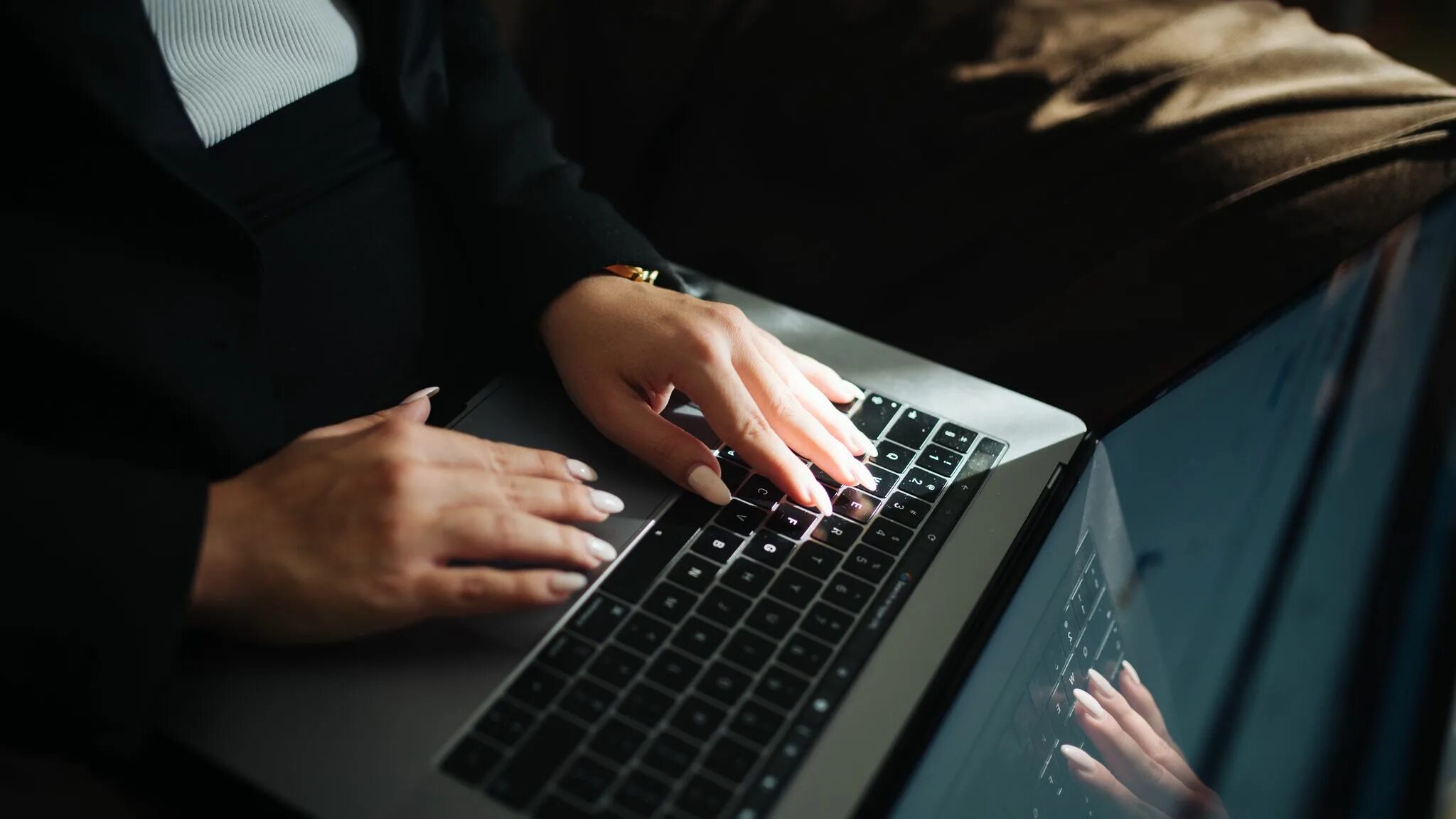 рукопожатие бизнесменов. ненормированный график. люди пожимают руки. офис эстетика. офисная эстетика с подотчетными лицами.