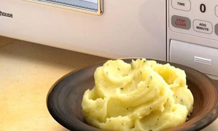 Печь картошку сколько времени. Картофель в микроволновке. Картошка для микроволновки. Печеная картошка в микроволновке. Пюре в микроволновке.