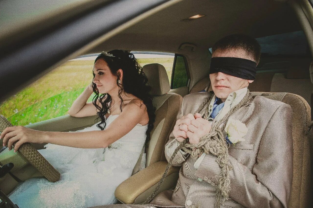 Жена связала мужа русское. Свадьба прикол. Невеста в очках. Прикольные Свадебные фотосессии. Смешные невесты.