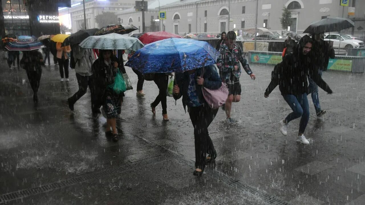 То есть сегодня будет дождь. Ливень в москве. дождь в москве. проливной дождь в москве. сильный дождь в москве.