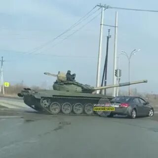 Танк наехал на машину