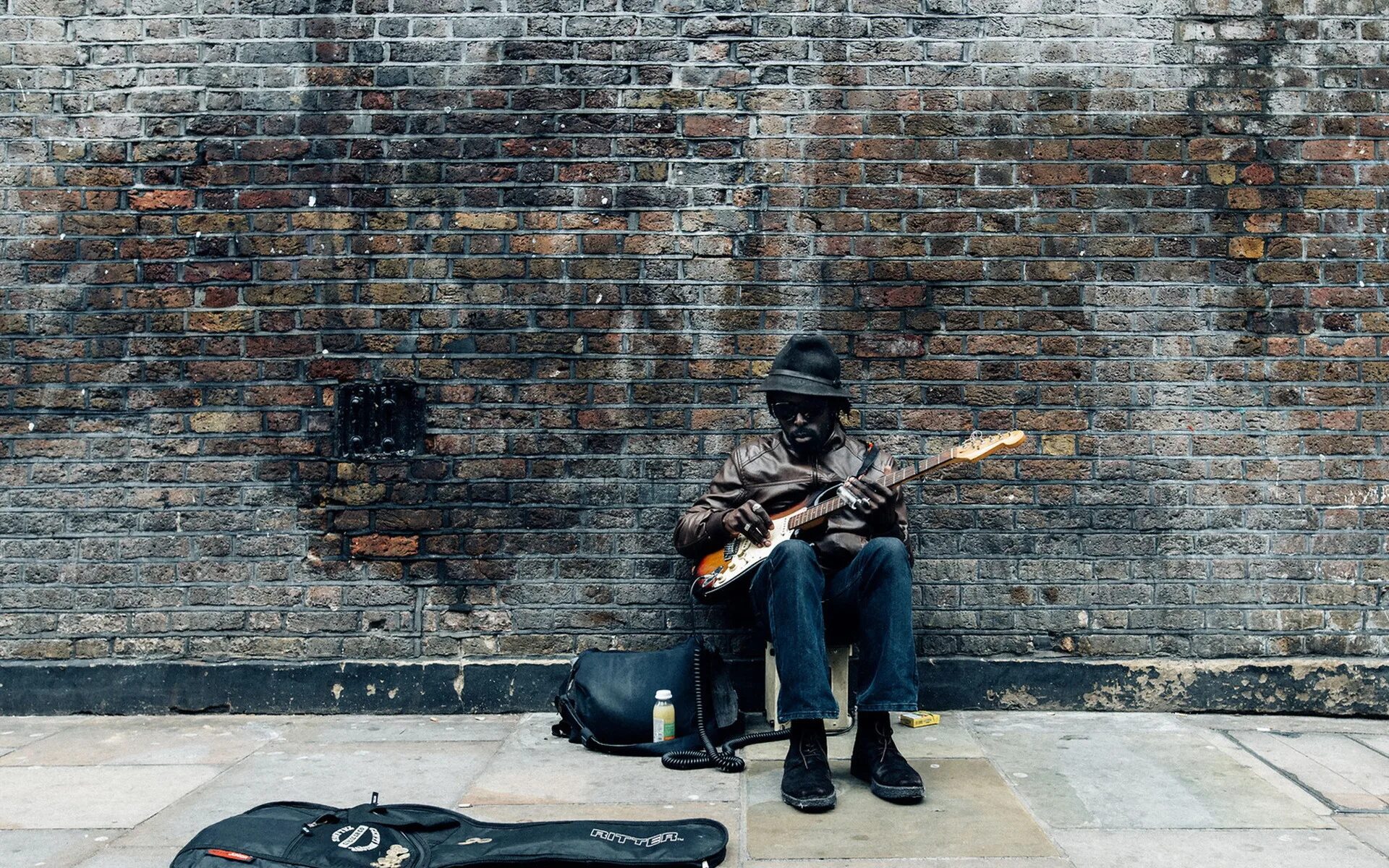 А по темным улицам гитара. Фон для музыканта. Электрогитара на фоне стены. Гитарист на фоне кирпичной стены. Гитара на стене.