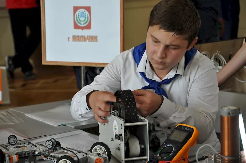 Подросток изобретатель. Робототехника. Изобретатели ростов. Изобретатели ростов. Ведущие радио кп москва.