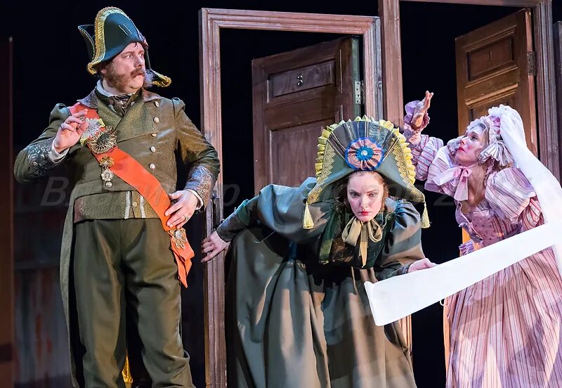 Олег меньшиков театр ермоловой. Театр ермоловой ревизор. Капельдинер театр ермоловой. Ермоловой. Спектакль ревизор, театр ермоловой.