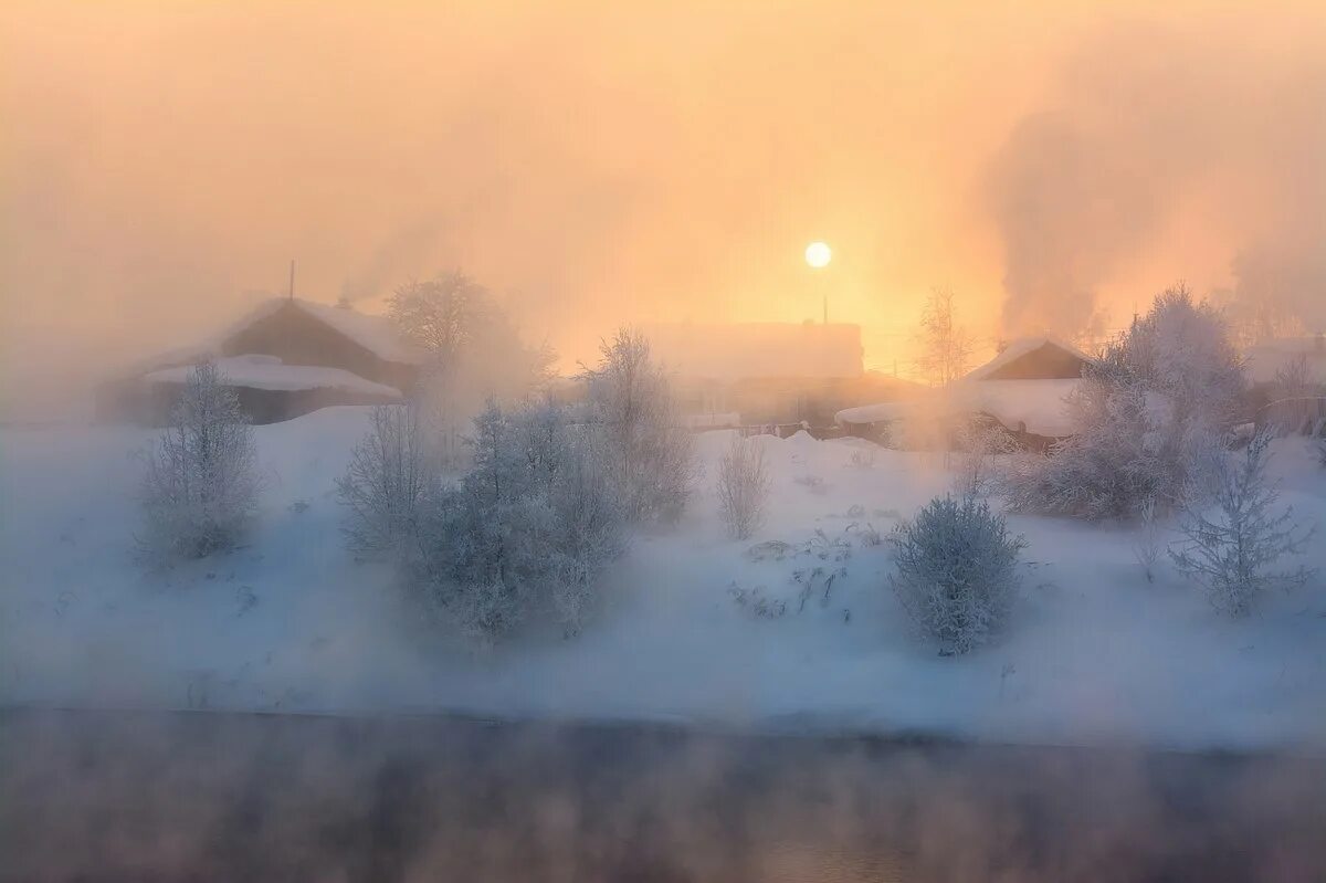 После духоты вагона морозный воздух кажется. Ледяной туман. Морозный туман. Морозное утро в деревне. Туман зимой.