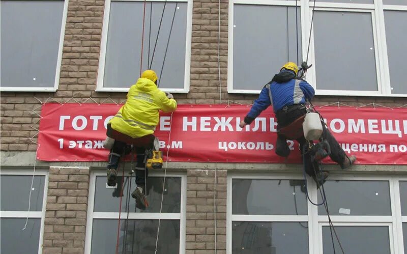 Повесить сотрудника. Крепление для рекламного баннера. Монтаж рекламных баннеров. Монтаж баннеров наружной рекламы. Крепление рекламы на фасаде здания.