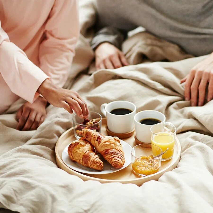 Обед в постель. Завтрак в постель. Завтрак вдвоем. Фотосессия совместный завтрак. Завтрак для мужчины.