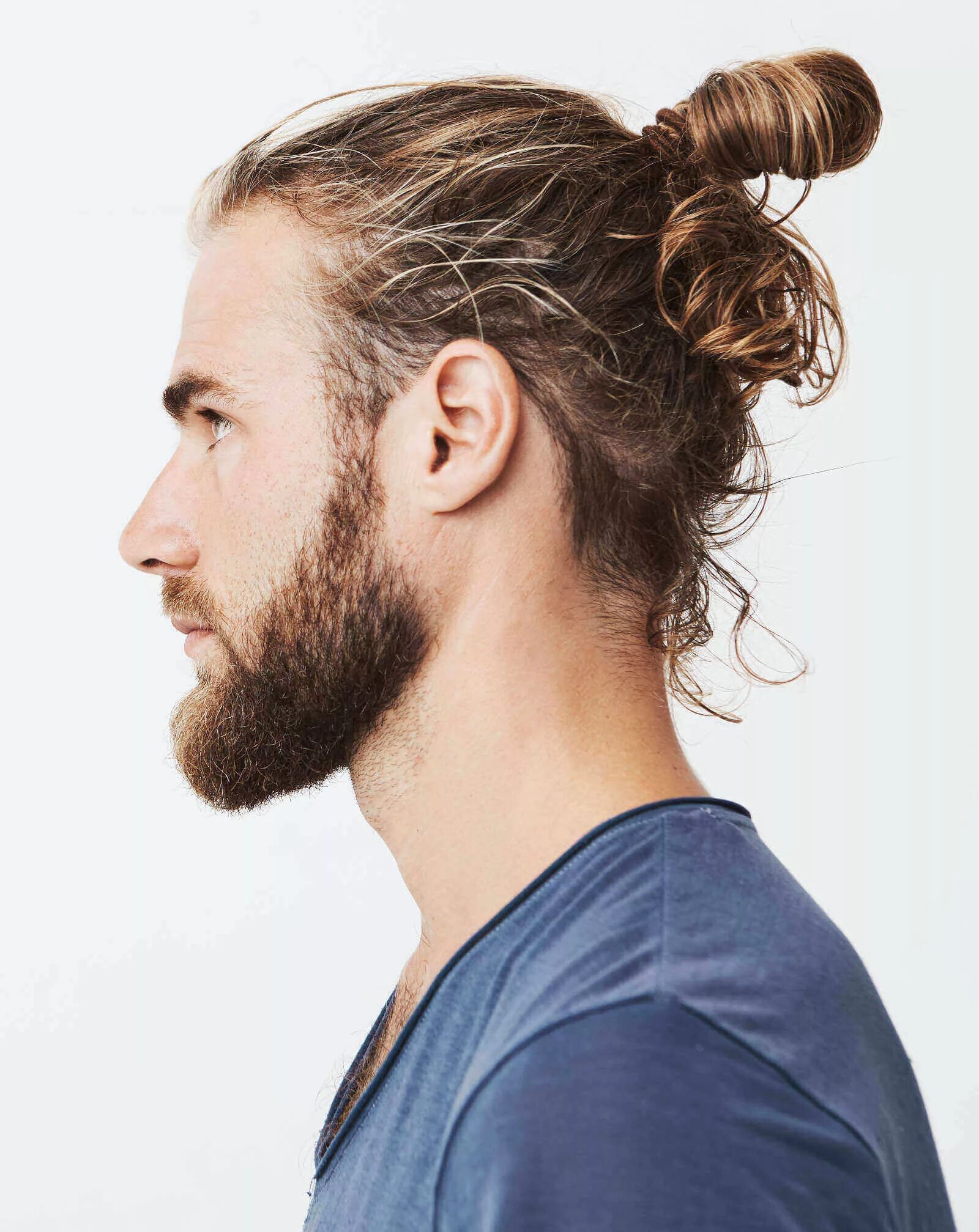 Топ кнот мужской. Man bun топ кнот. Прическа ман Бун. Андеркат man bun. Стрижка man bun.