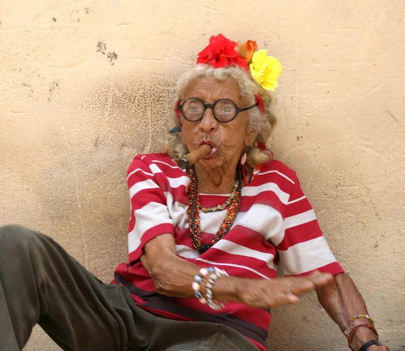 Старая бабушка. Знаменитая Кубинка с сигарой. Кубинская бабушка с сигарой.