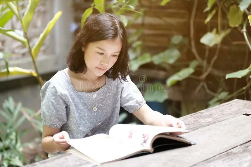 Сказки для детей. Пара с книгой. Девушка в кресле с книгой. Книга человек. Андреева ирина алексеевна.