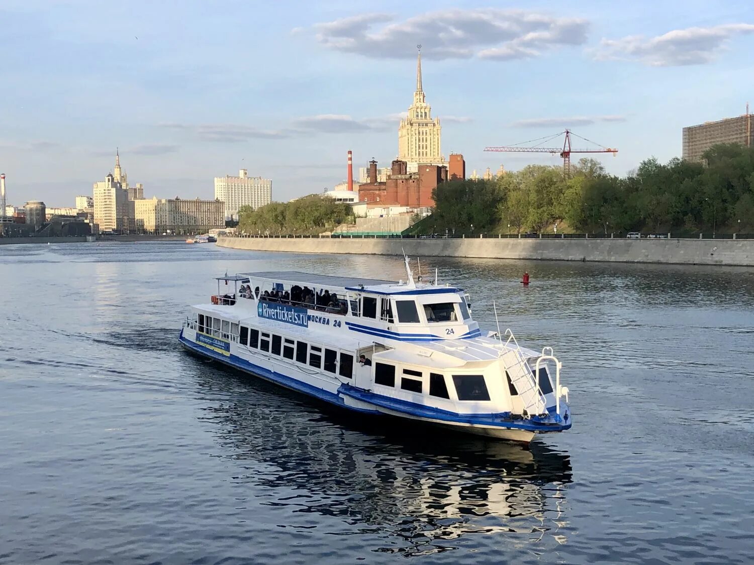 Речные экскурсии по москве реке. Теплоход Москва 24. Теплоход Москва река. Речные судна Москвы. Теплоходные прогулки по Москве реке 2022.