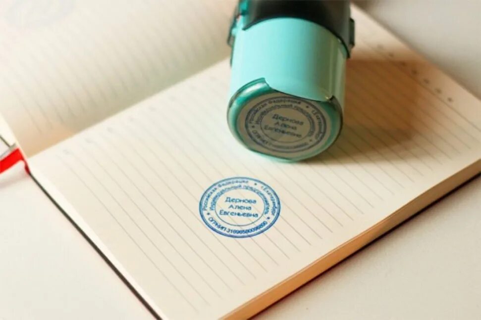 Поставить ш. Человек ставит печать. Печать для документов. Печать для документов. Рука с печатью.