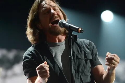 Eddie Vedder sorprendió a sus fans con seis canciones grabadas durante el a...