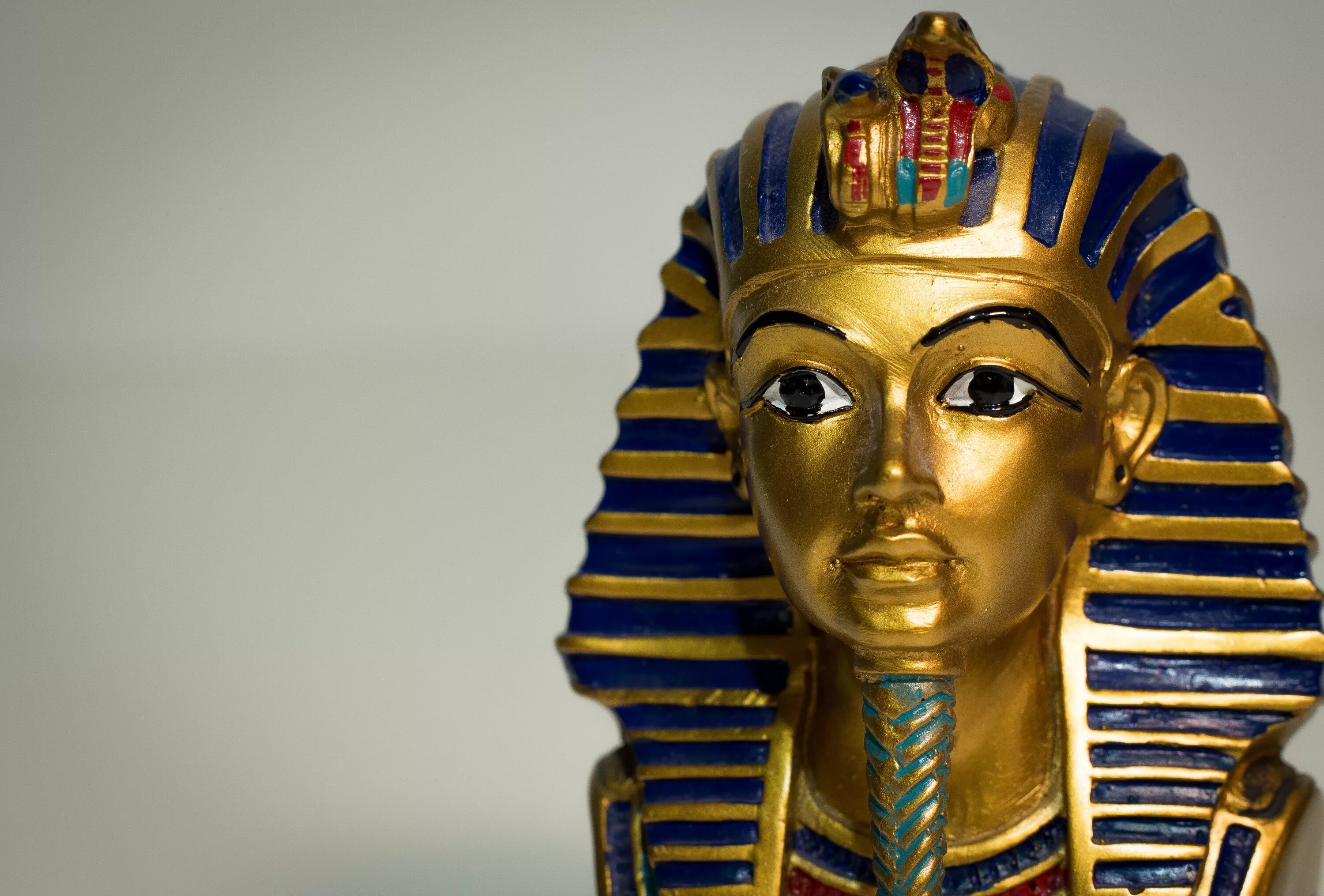Египетский фараон тутанхамон. Маска Тутанхамона Нефертити. Древний Египет маска Тутанхамона. Тутанхамон статуя.