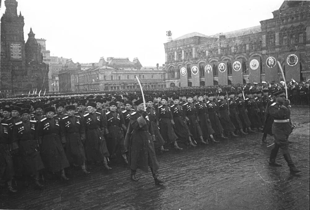 Первый парад победы. Первый парад Победы 24 июня 1945 года. Великая Отечественная война парад Победы 1945. Кубанские казаки на параде Победы 1945. Парад Победы 1945г на красной площади.